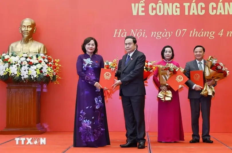 Chủ tịch Quốc hội Trần Thanh Mẫn dự Lễ c&ocirc;ng bố v&agrave; trao Nghị quyết về c&ocirc;ng t&aacute;c c&aacute;n bộ - Ảnh 1.