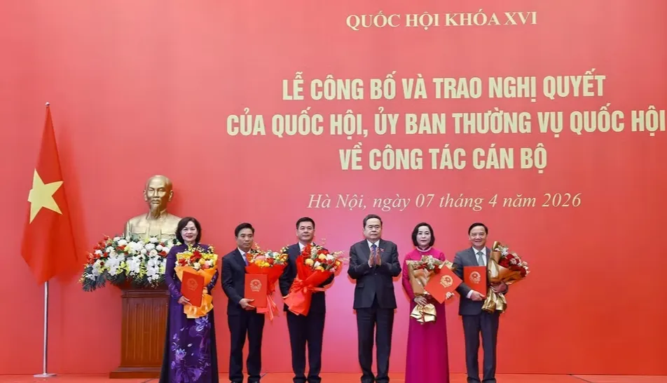 Chủ tịch Quốc hội Trần Thanh Mẫn dự Lễ c&ocirc;ng bố v&agrave; trao Nghị quyết về c&ocirc;ng t&aacute;c c&aacute;n bộ - Ảnh 2.