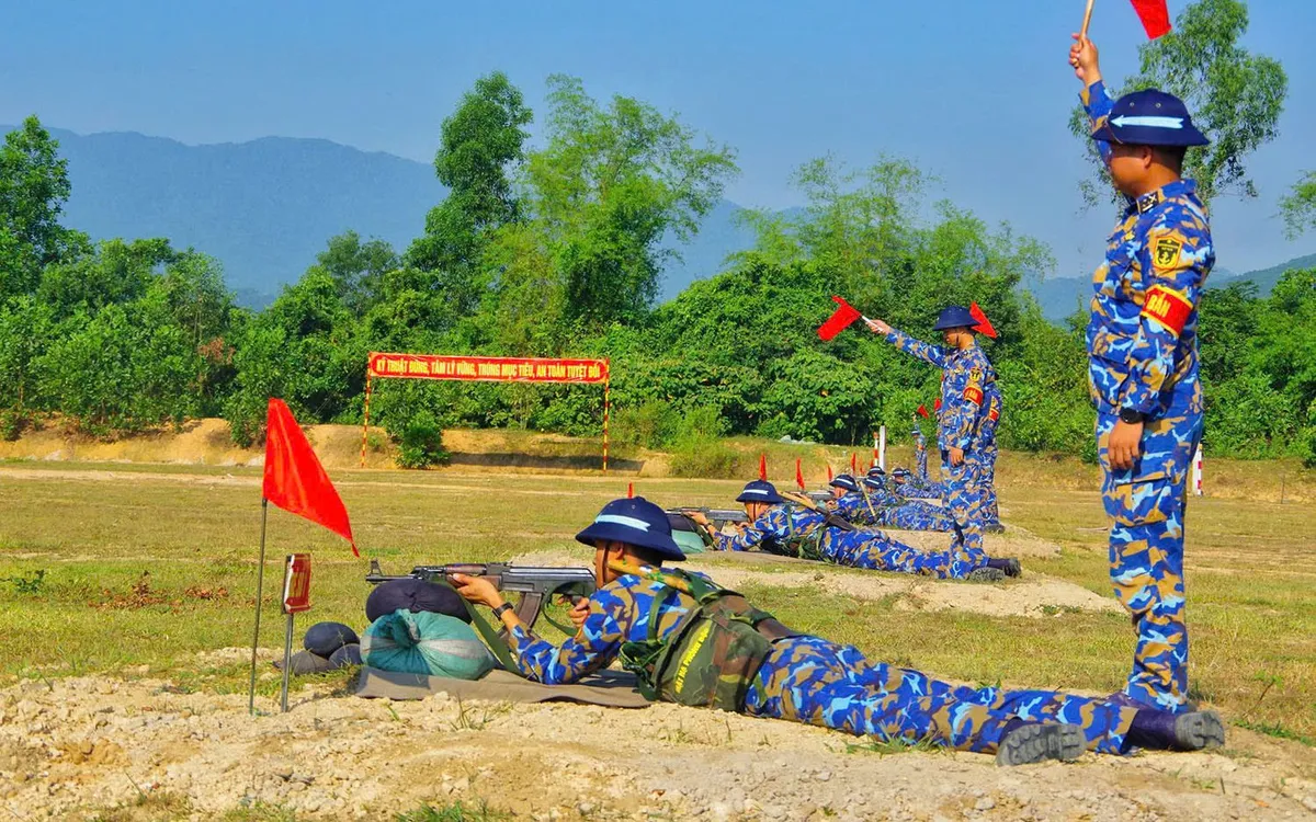 CSM thực hành bắn súng AK tư thế nằm bắn.