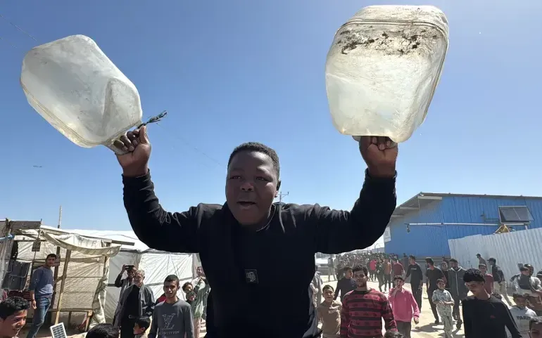 Người Palestine tại al-Mawasi, Gaza, biểu tình phản đối tình trạng khó tiếp cận nước sinh hoạt, ngày 5/4/2026. (Ảnh: Al Jazeera)