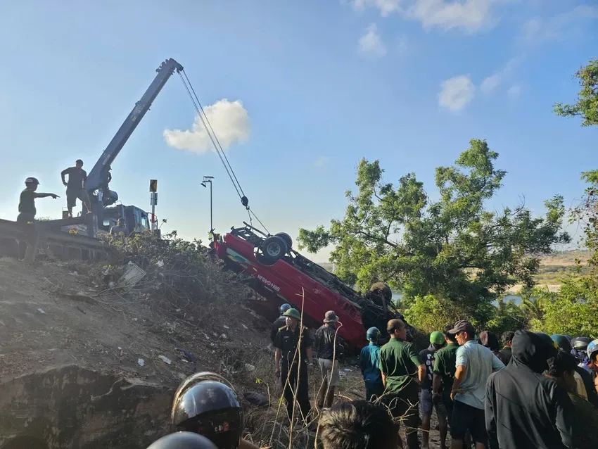 Xe khách lao xuống vực ở Lâm Đồng: Xe từng kiểm định 2 lần trong ngày mới đạt - Ảnh 2.