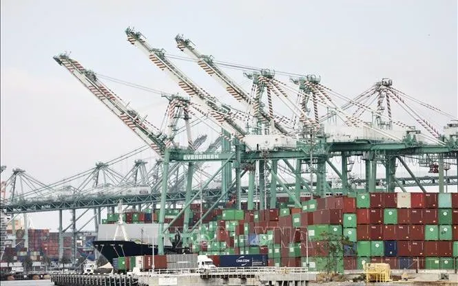 Quang cảnh cảng hàng hoá tại Los Angeles, California, Mỹ. Ảnh: THX/TTXVN