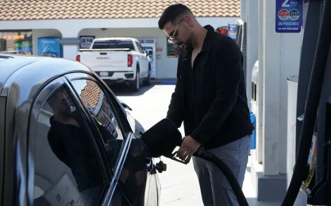 Bơm xăng cho phương tiện tại trạm xăng ở California, Mỹ. (Ảnh: THX/TTXVN)