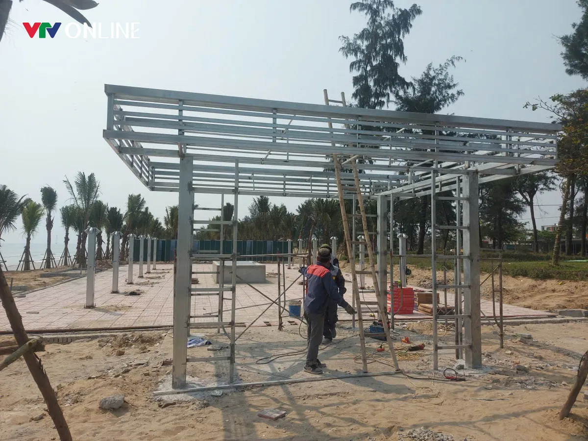 Đẩy nhanh tiến độ xây dựng 15 điểm tắm tráng dọc bãi biển lớn nhất Nghệ An phục vụ khách du lịch - Ảnh 4.