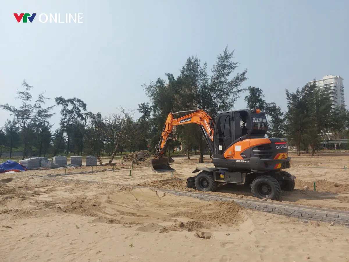 Đẩy nhanh tiến độ xây dựng 15 điểm tắm tráng dọc bãi biển lớn nhất Nghệ An phục vụ khách du lịch - Ảnh 2.