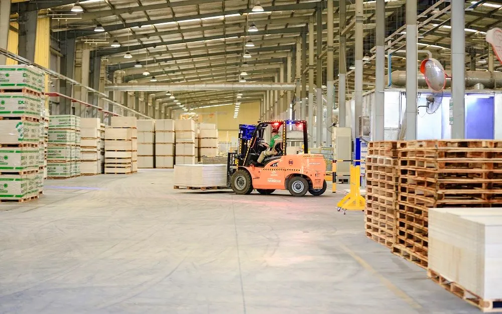 Logictics nội bộ nhà máy sử dụng điện tái tạo