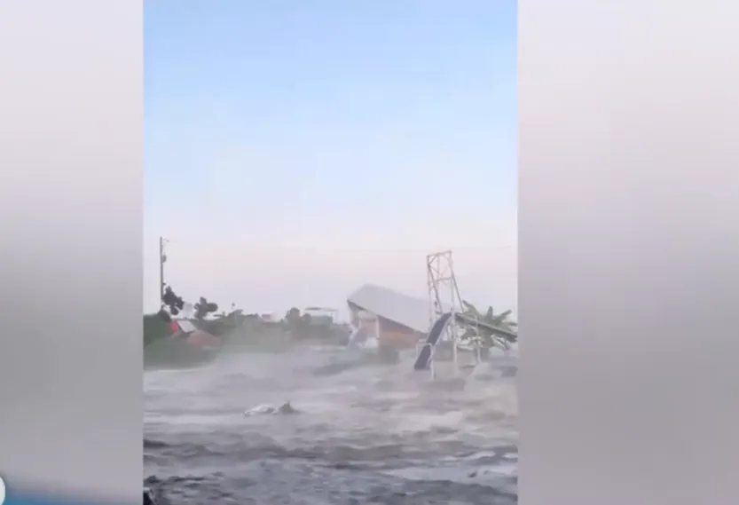 Sạt lở đường l&agrave;m đ&ecirc; bao, cuốn tr&ocirc;i h&agrave;ng trăm tấn c&aacute;- Ảnh 2.