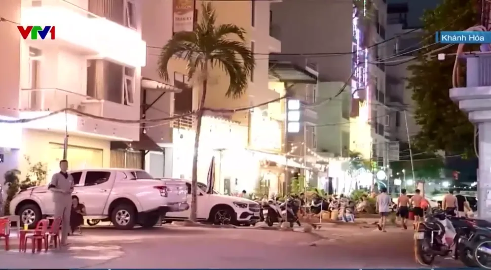 Lấn chiếm vỉa h&egrave; t&aacute;i diễn tại Nha Trang - Ảnh 1.