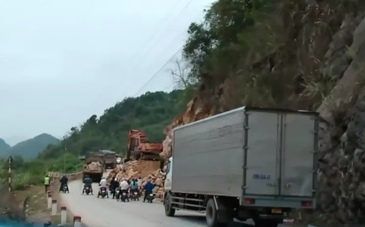 Thi công khắc phục sạt lở trên Quốc lộ 6, phương tiện phải lưu thông luân phiên - Ảnh 1.