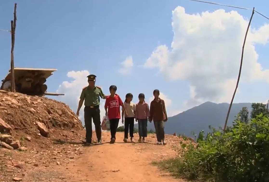 Người cha nu&ocirc;i đặc biệt v&agrave; h&agrave;nh tr&igrave;nh thắp s&aacute;ng niềm tin nơi đại ng&agrave;n- Ảnh 1.