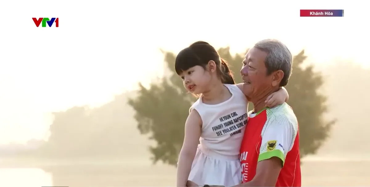 Cụ ông 80 tuổi bền bỉ chạy bộ, lan tỏa lối sống tích cực - Ảnh 2.