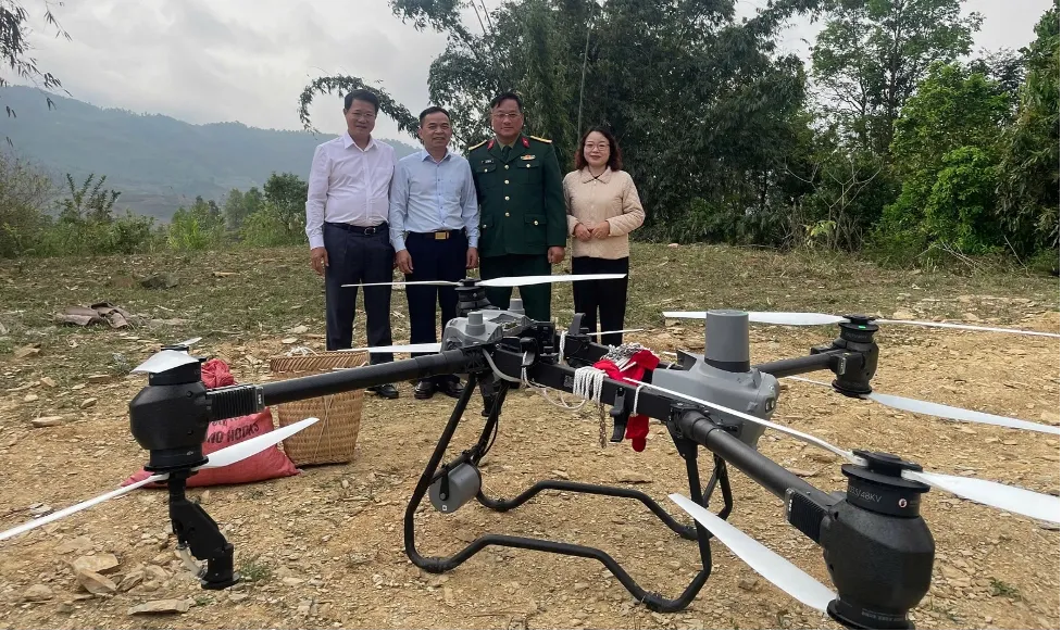 Điện Bi&ecirc;n: Thử nghiệm UAV phun ph&acirc;n b&oacute;n cho c&acirc;y c&agrave; ph&ecirc;  - Ảnh 2.