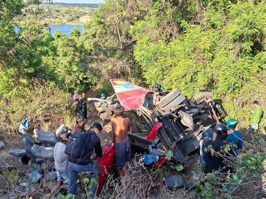 Xe khách lao xuống vực ở Lâm Đồng: Xe từng kiểm định 2 lần trong ngày mới đạt - Ảnh 1.