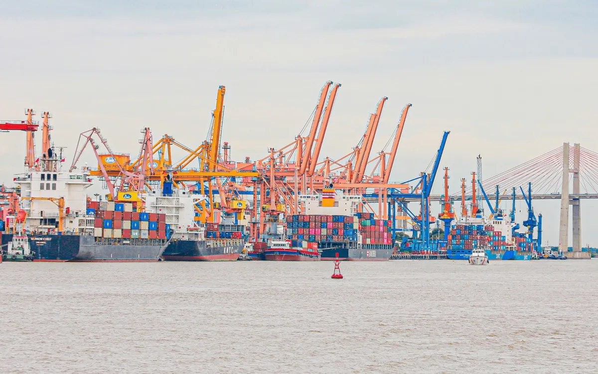 Từ 7/4, chính thức miễn thu một số khoản phí, lệ phí hàng hải cho tàu thuyền nội địa và một số khoản lệ phí với phương tiện thuỷ nội địa (Ảnh: Tạ Hải).