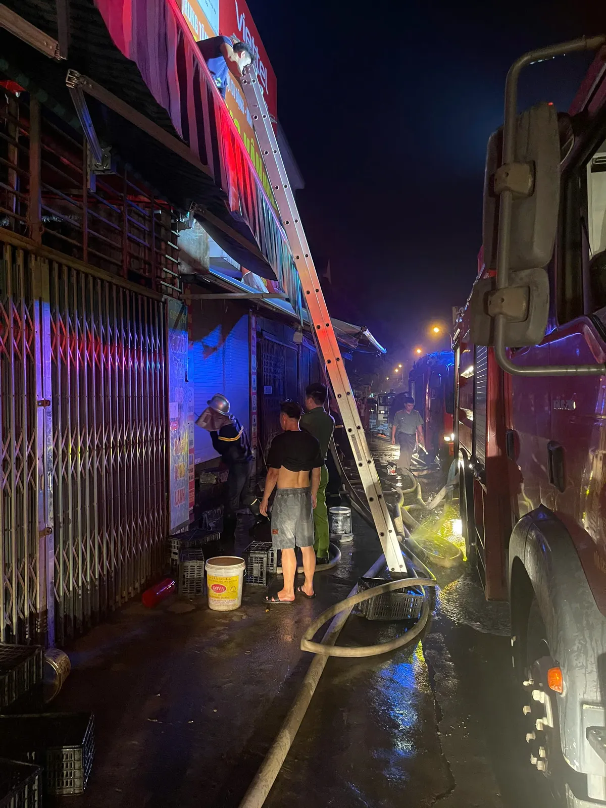 Kịp thời dập tắt cháy nhà dân ở xã Bình Minh, cứu 2 người thoát nạn - Ảnh 1.