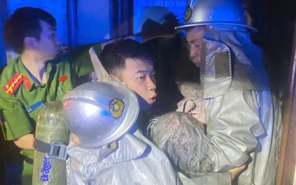 Lực lượng chức năng cứu người mắc kẹt ra khỏi đám cháy. (Ảnh: CAHN)