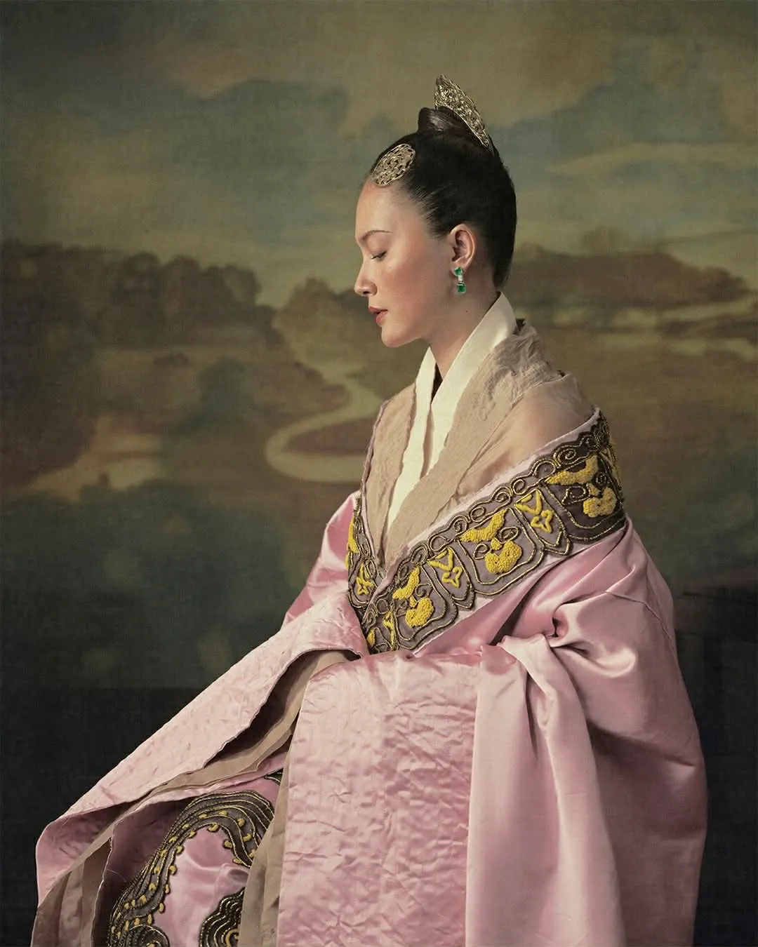 Đỗ Thị Hải Yến h&eacute; lộ trang phục ho&agrave;ng hậu trong 'Hộ linh tr&aacute;ng sĩ' - Ảnh 2.