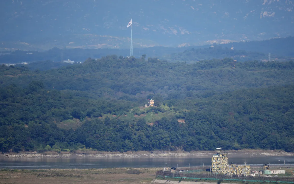 Các chốt gác của Hàn Quốc và Triều Tiên đối diện nhau gần khu phi quân sự tại Paju, Hàn Quốc, ngày 6/10/2022. (Ảnh: REUTERS)