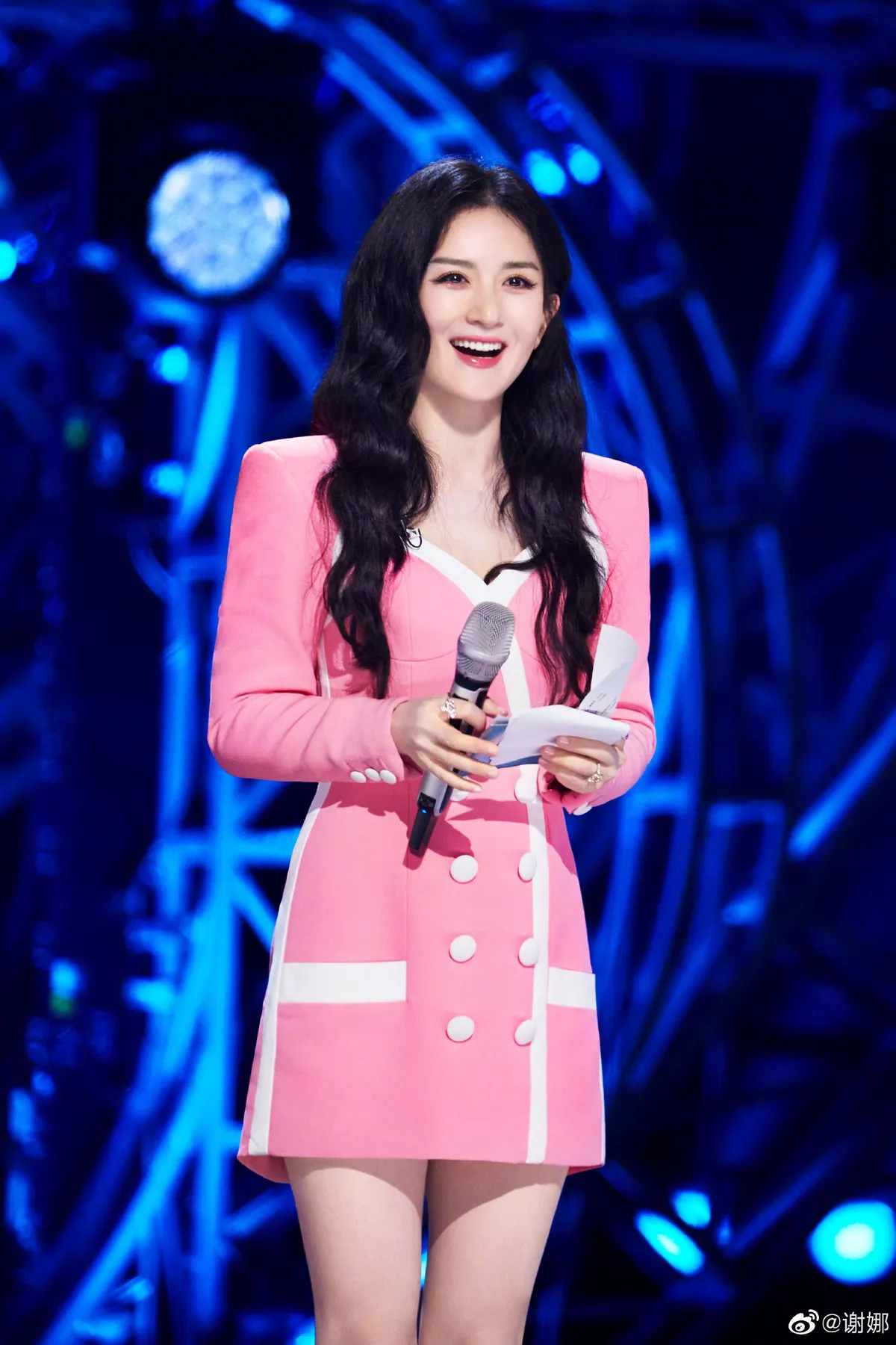 MC 'Đạp gi&oacute;' bản Trung bị chỉ tr&iacute;ch thiếu chuy&ecirc;n nghiệp - Ảnh 1.