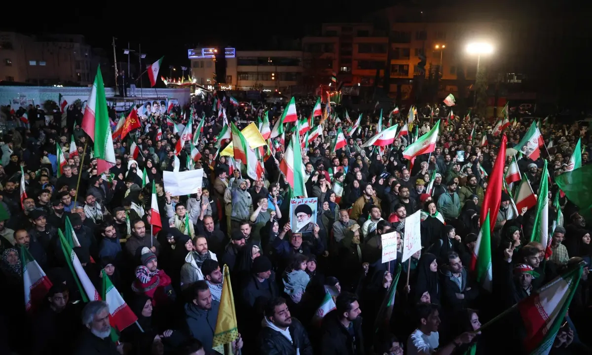 H&igrave;nh ảnh người d&acirc;n Iran đổ ra đường sau thỏa thuận ngừng bắn tạm thời  - Ảnh 1.