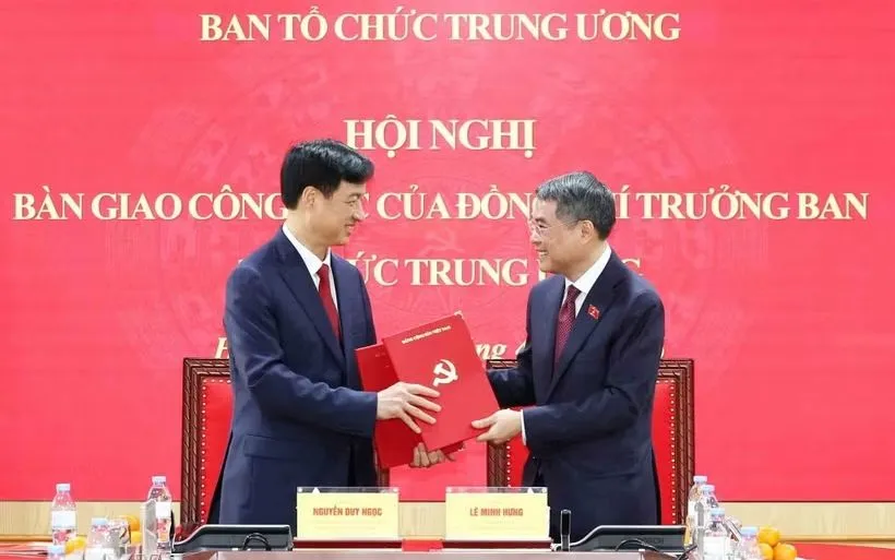 Đồng chí Lê Minh Hưng, Ủy viên Bộ Chính trị, Thủ tướng Chính phủ cùng đồng chí Nguyễn Duy Ngọc, Ủy viên Bộ Chính trị, Bí thư Trung ương Đảng, Trưởng Ban Tổ chức Trung ương ký Biên bản bàn giao nhiệm vụ. (Ảnh: Phương Hoa/TTXVN)