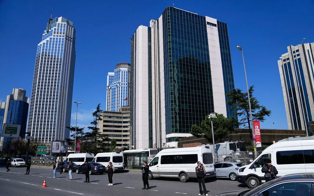 Cảnh sát Thổ Nhĩ Kỳ phong tỏa khu vực sau vụ nổ súng vào tòa nhà có Lãnh sự quán Israel tại Istanbul, Thổ Nhĩ Kỳ, ngày 7/4/2026 (Ảnh: AP)