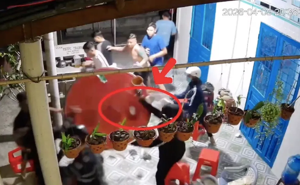 Nh&oacute;m thanh ni&ecirc;n nghi d&ugrave;ng s&uacute;ng, dao tấn c&ocirc;ng người tại tiệc nhậu ở Đồng Th&aacute;p - Ảnh 1.