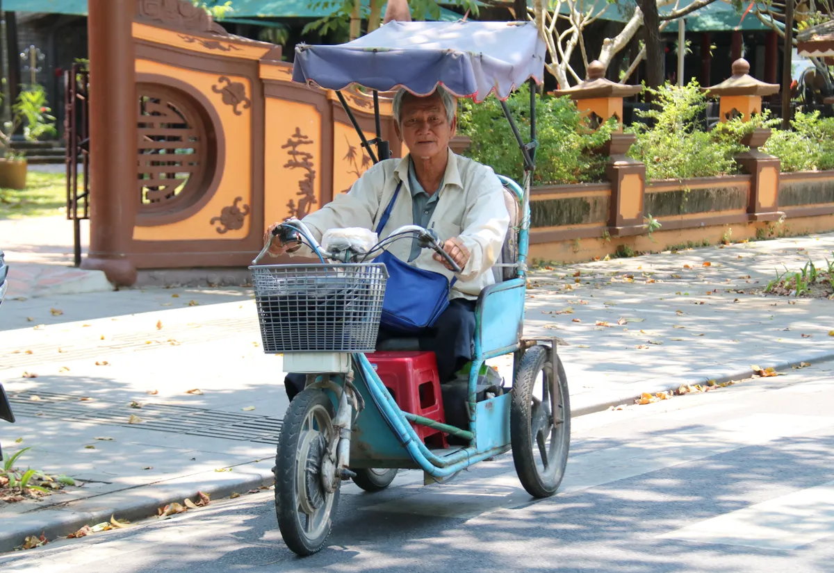 Huế nắng gắt, người lao động chật vật mưu sinh - Ảnh 2.