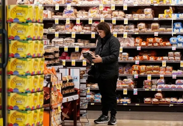 Việc làm tăng mạnh, người Mỹ vẫn thận trọng mở "hầu bao" - Ảnh 1.