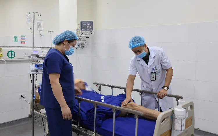 Bác sĩ kiểm tra tình trạng bệnh nhân. Ảnh: Bệnh viện Đa khoa tỉnh Sơn La