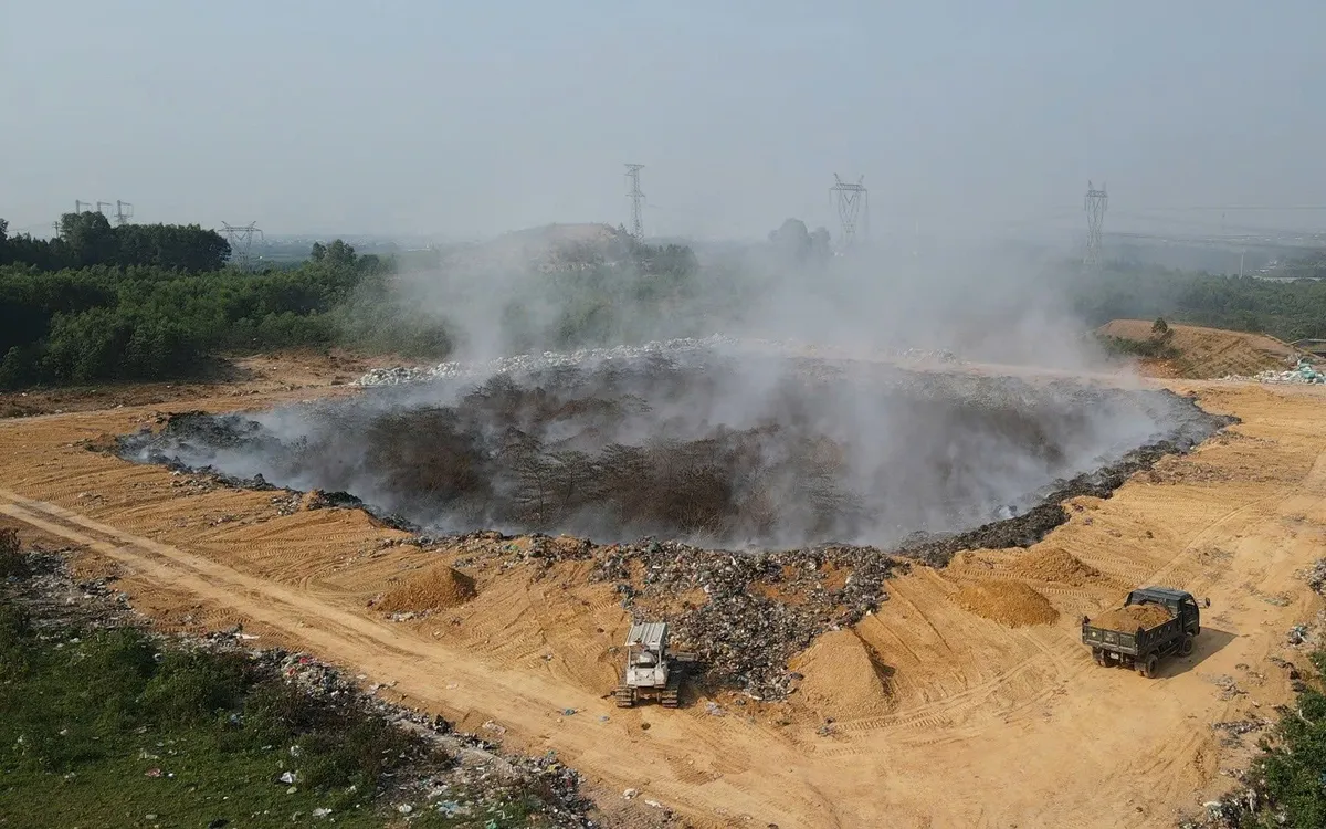 Bãi chứa rác thải sinh hoạt ở xã Quảng Ninh, tỉnh Quảng Trị bùng cháy kéo dài ảnh hưởng đến khu dân cư.