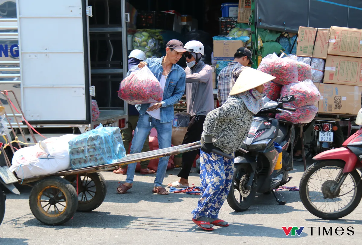Huế nắng gắt, người lao động chật vật mưu sinh - Ảnh 1.