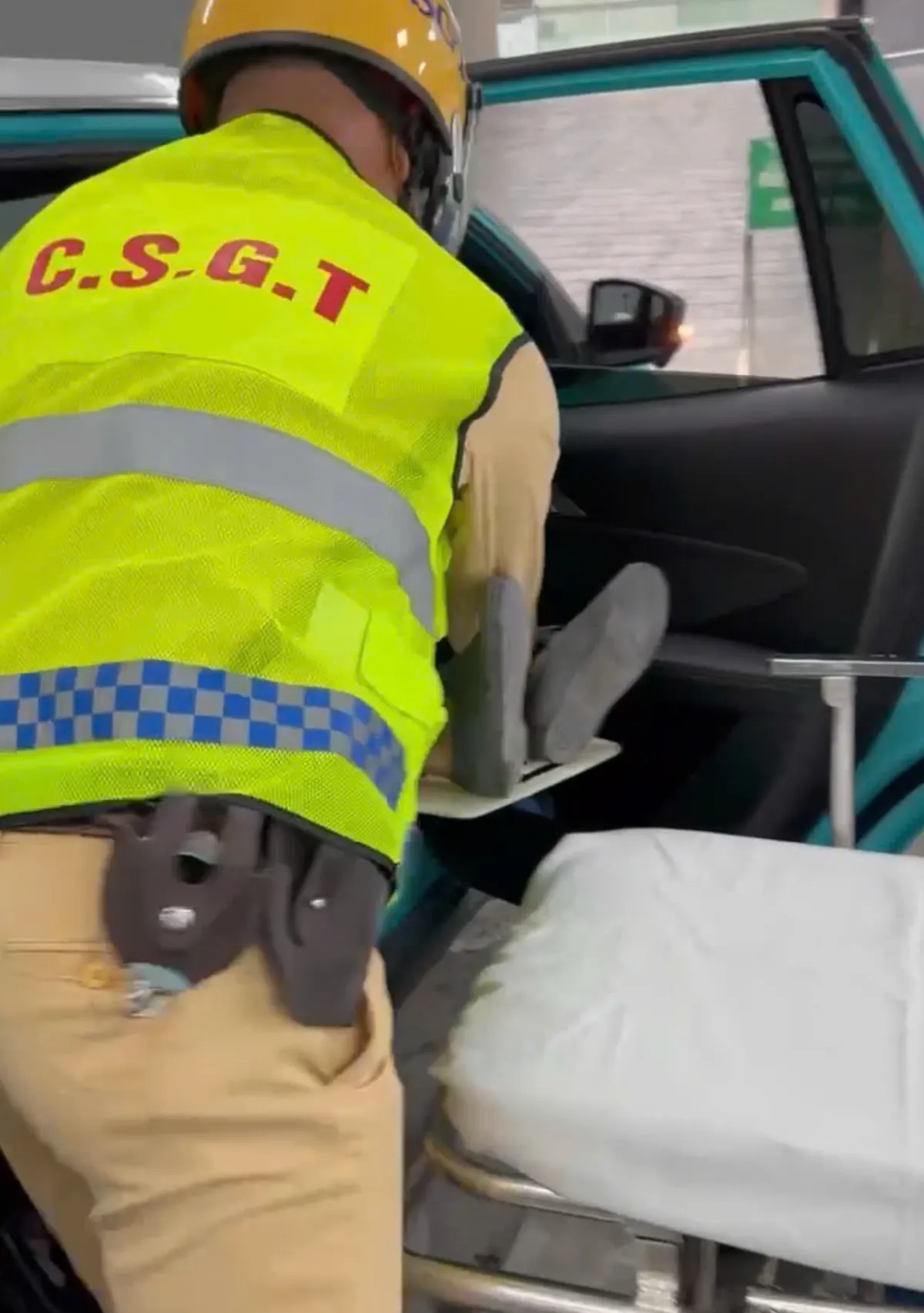 H&agrave; Nội: CSGT kịp thời mở đường đưa 2 người bị tai nạn lao động đi cấp cứu - Ảnh 1.