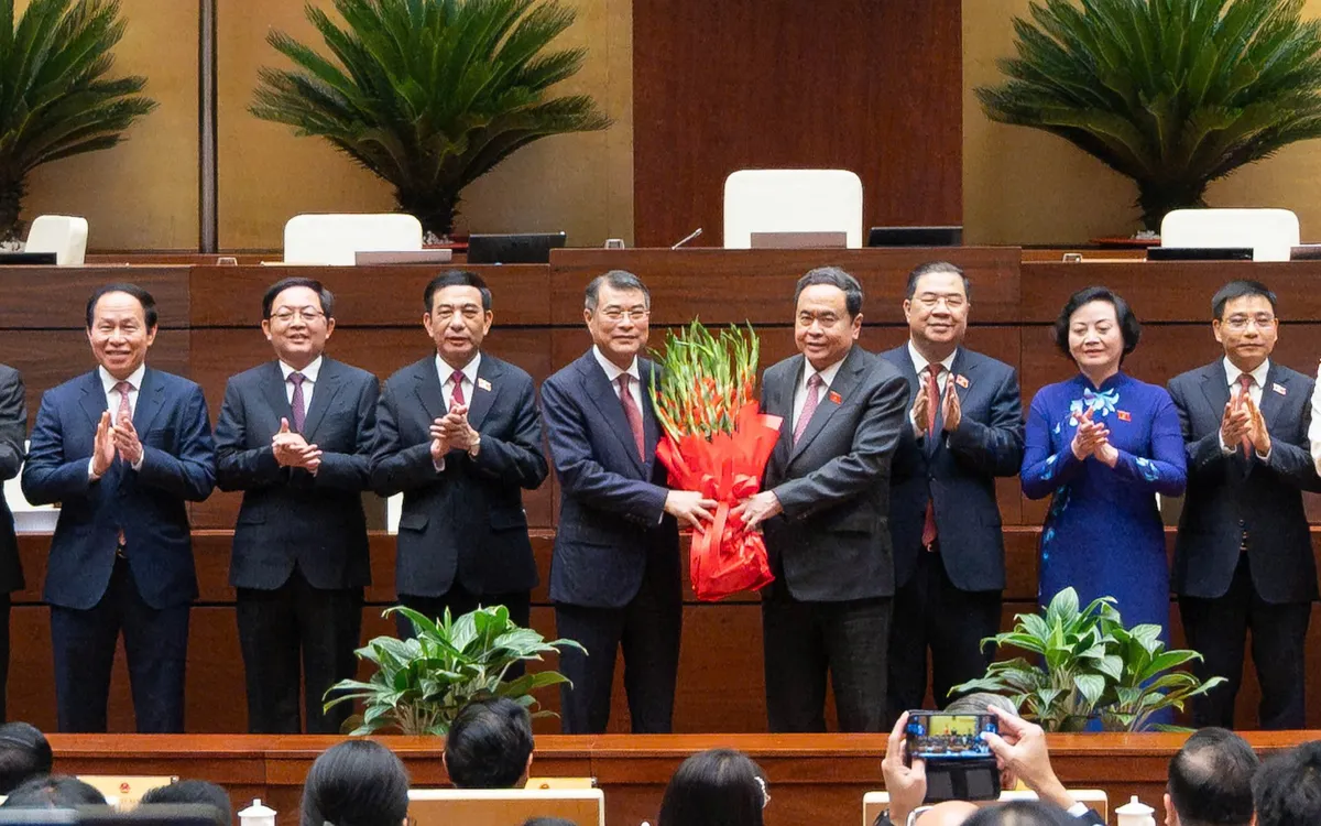 Chủ tịch Quốc hội Trần Thanh Mẫn tặng hoa chúc mừng Thủ tướng, Phó Thủ tướng Chính phủ, Bộ trưởng và thành viên khác của Chính phủ nhiệm kỳ 2026-2031. 