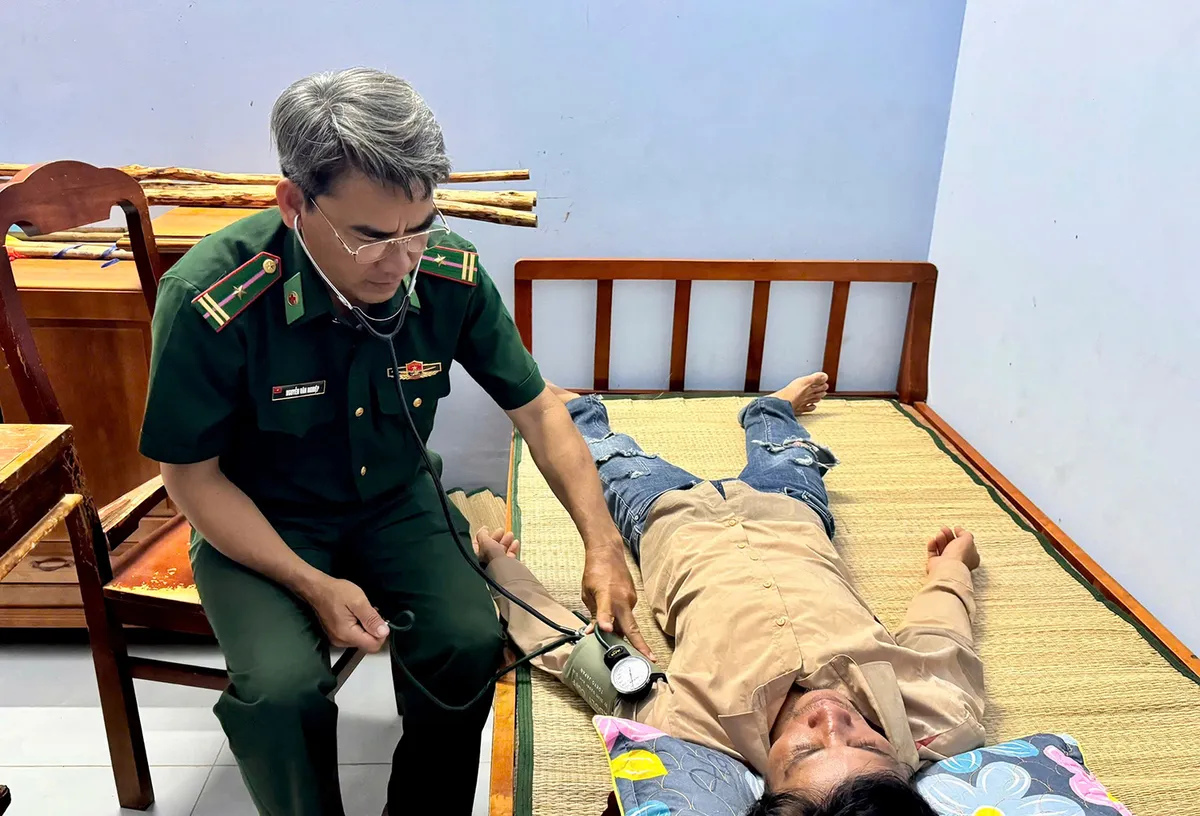 Kịp thời cứu vớt 2 thuyền viên bị trôi dạt trên biển - Ảnh 1.