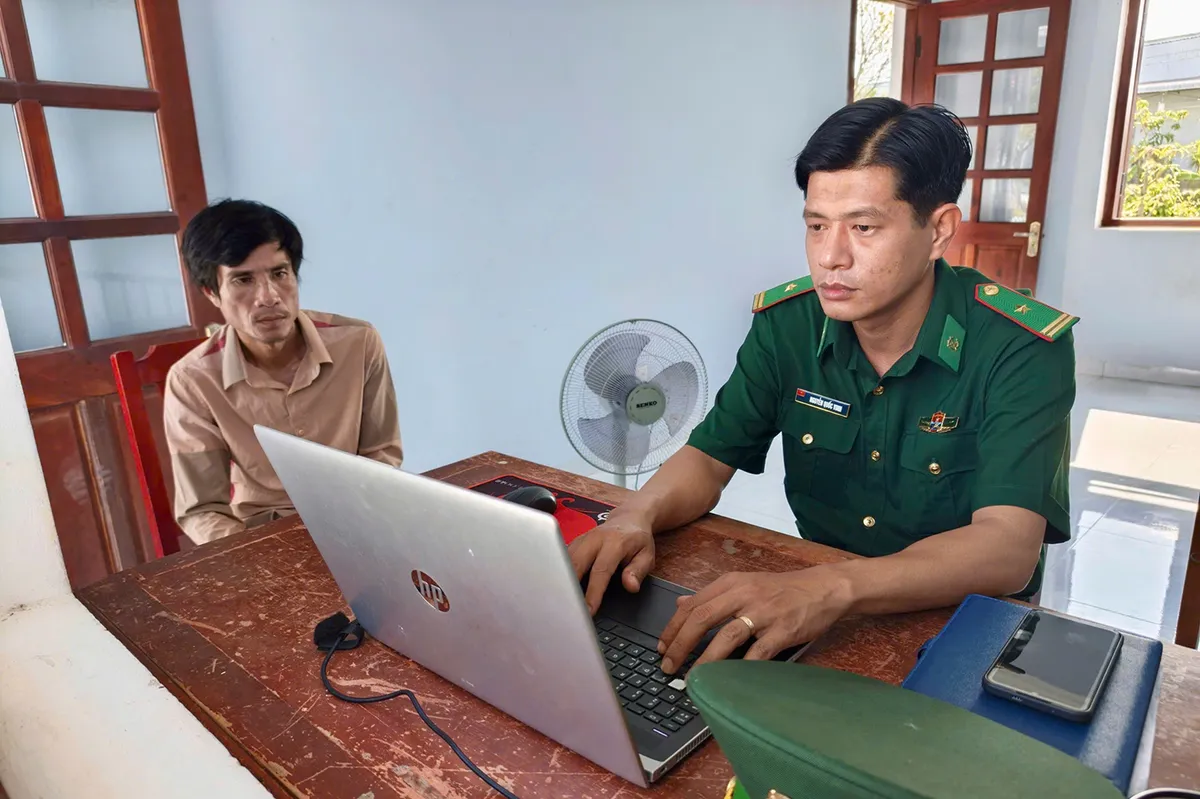 Kịp thời cứu vớt 2 thuyền viên bị trôi dạt trên biển - Ảnh 2.