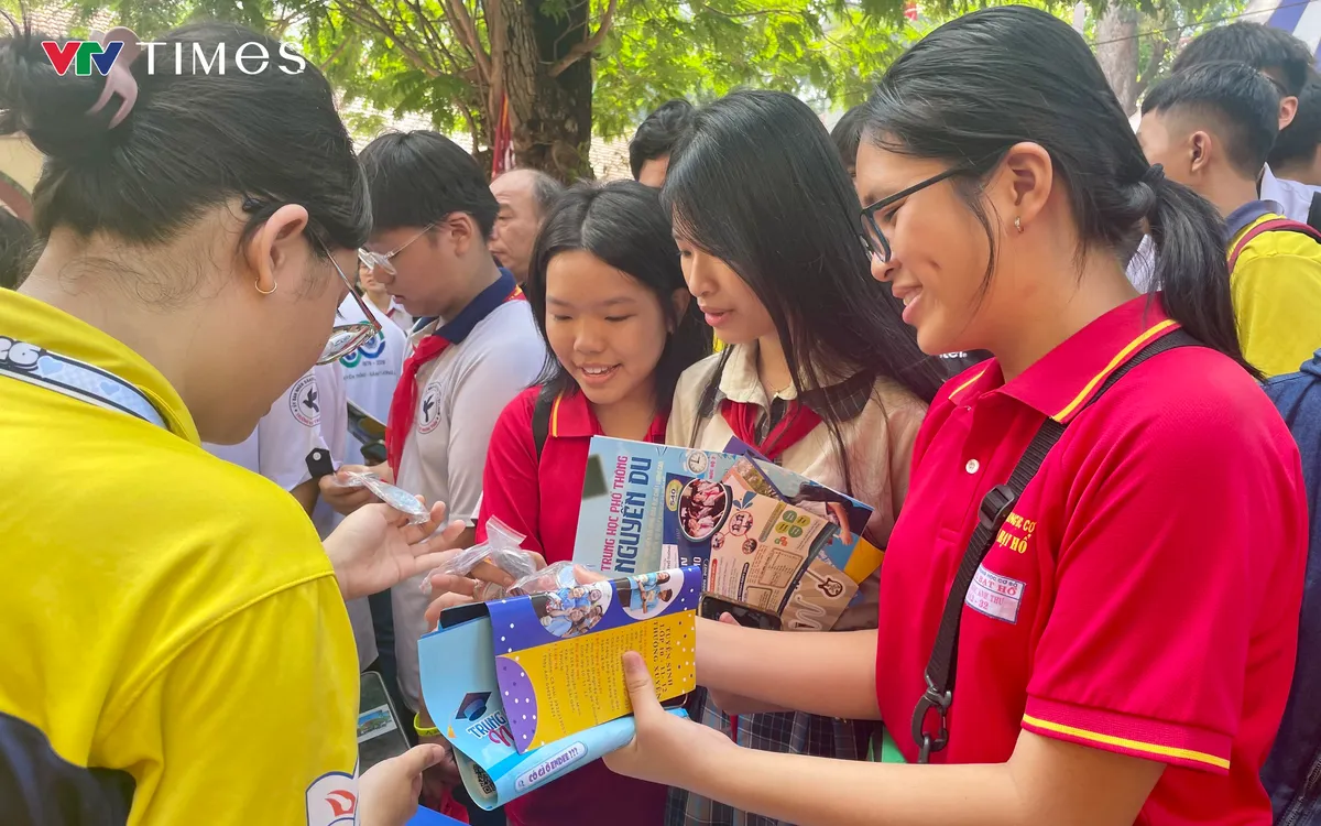 Học sinh tham gia ngày hội tư vấn tuyển sinh tại Trường THPT Marie Curie 