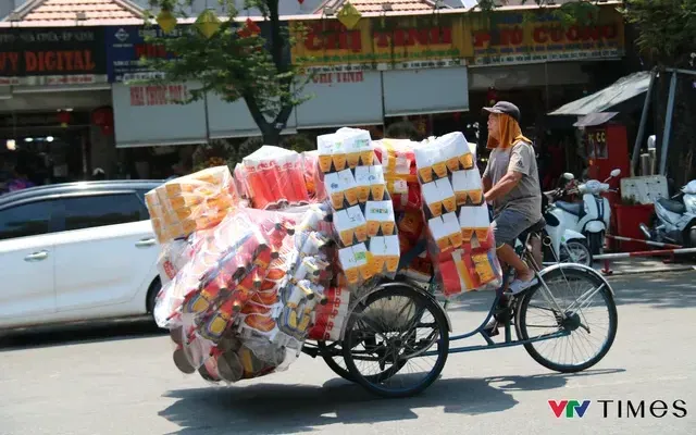 Mỗi chuyến chở hàng, mỗi quãng đường di chuyển đều trở thành thử thách khi sức nóng như thiêu đốt