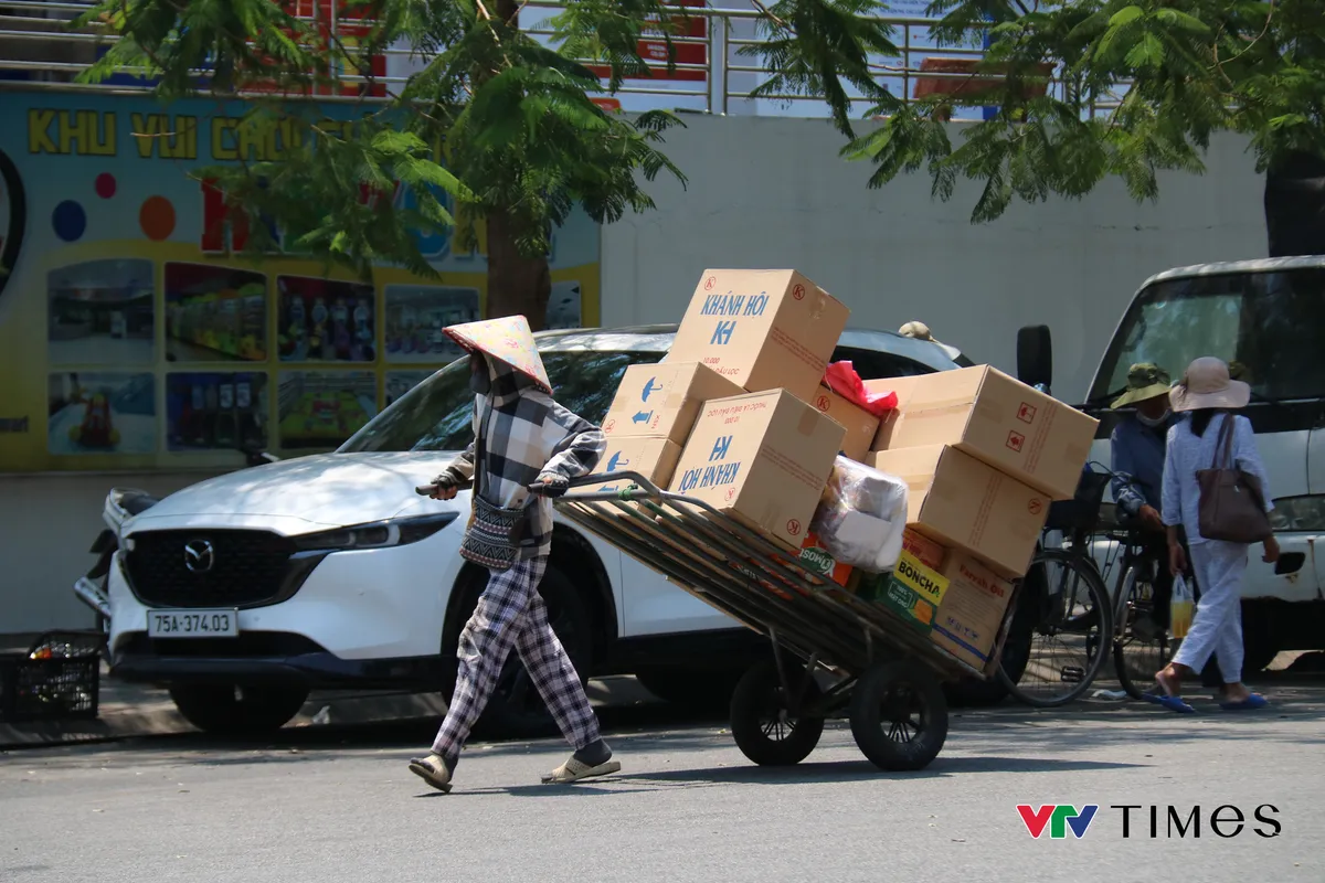 Huế nắng gắt, người lao động chật vật mưu sinh - Ảnh 3.
