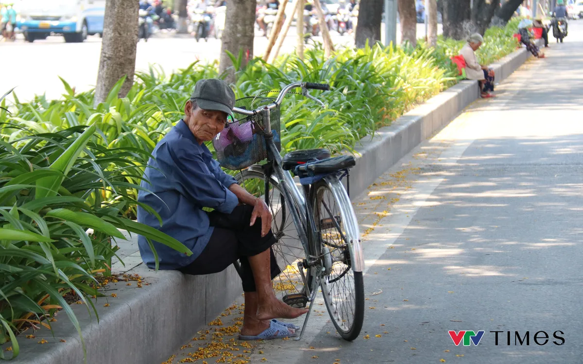 Huế nắng gắt, người lao động chật vật mưu sinh - Ảnh 4.