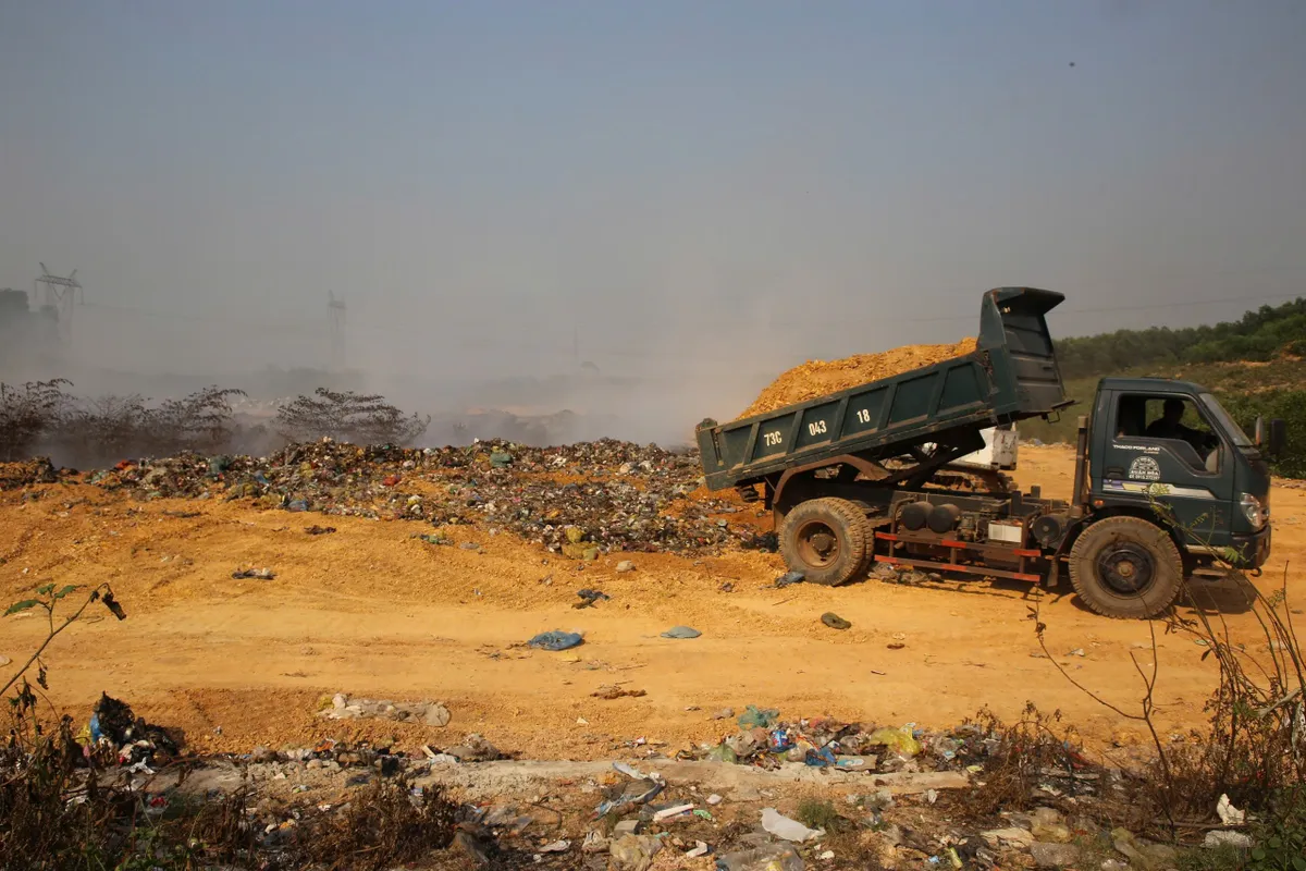 Cháy bãi rác kéo dài, người dân sống trong khói và mùi hôi - Ảnh 2.