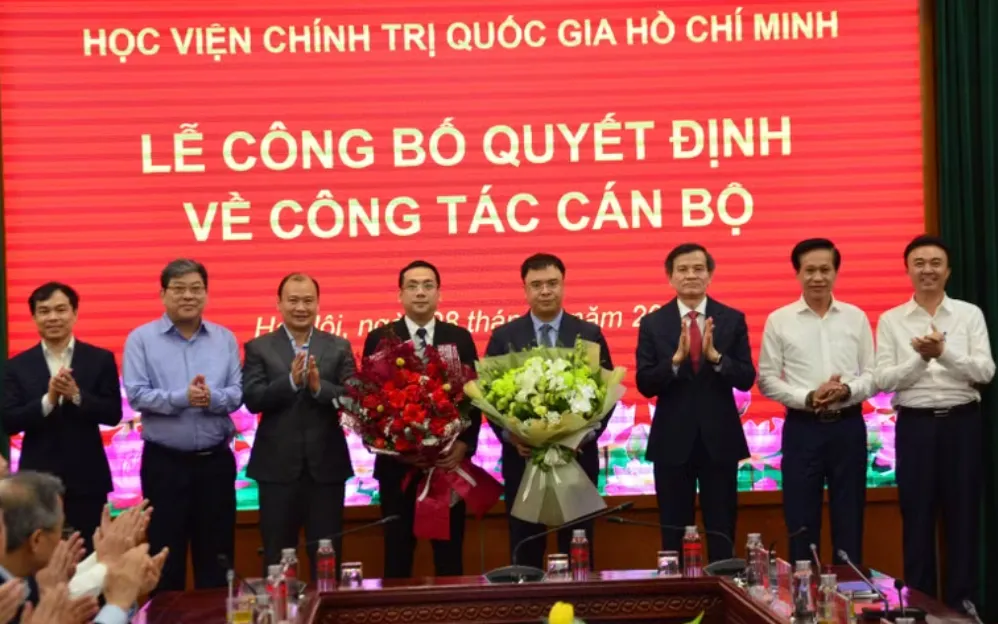 Ban Giám đốc, Đảng ủy Học viện Chính trị quốc gia Hồ Chí Minh chúc mừng các đồng chí được bổ nhiệm. 
