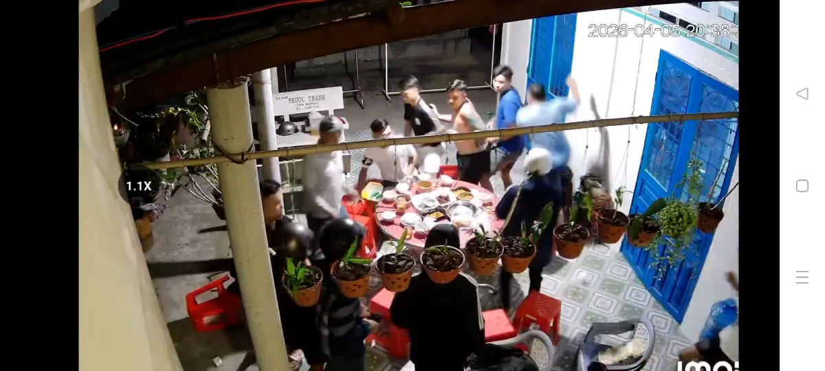 Nh&oacute;m thanh ni&ecirc;n nổ s&uacute;ng, cầm dao truy s&aacute;t trong tiệc nhậu ở Đồng Th&aacute;p- Ảnh 1.