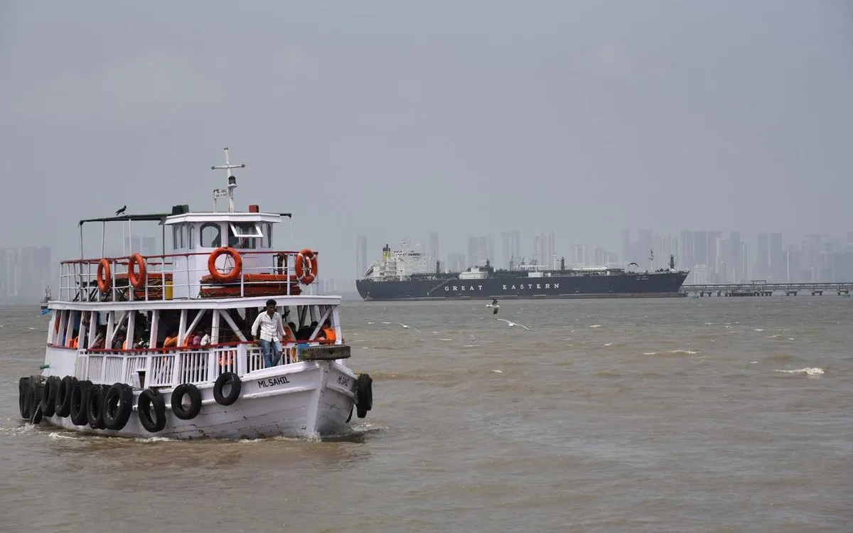 Tàu chở khí hóa lỏng LPG Jag Vasant, sau khi đi qua eo biển Hormuz, được nhìn thấy tại cảng Mumbai ở Ấn Độ, ngày 1/4/2026. (Ảnh: AA)