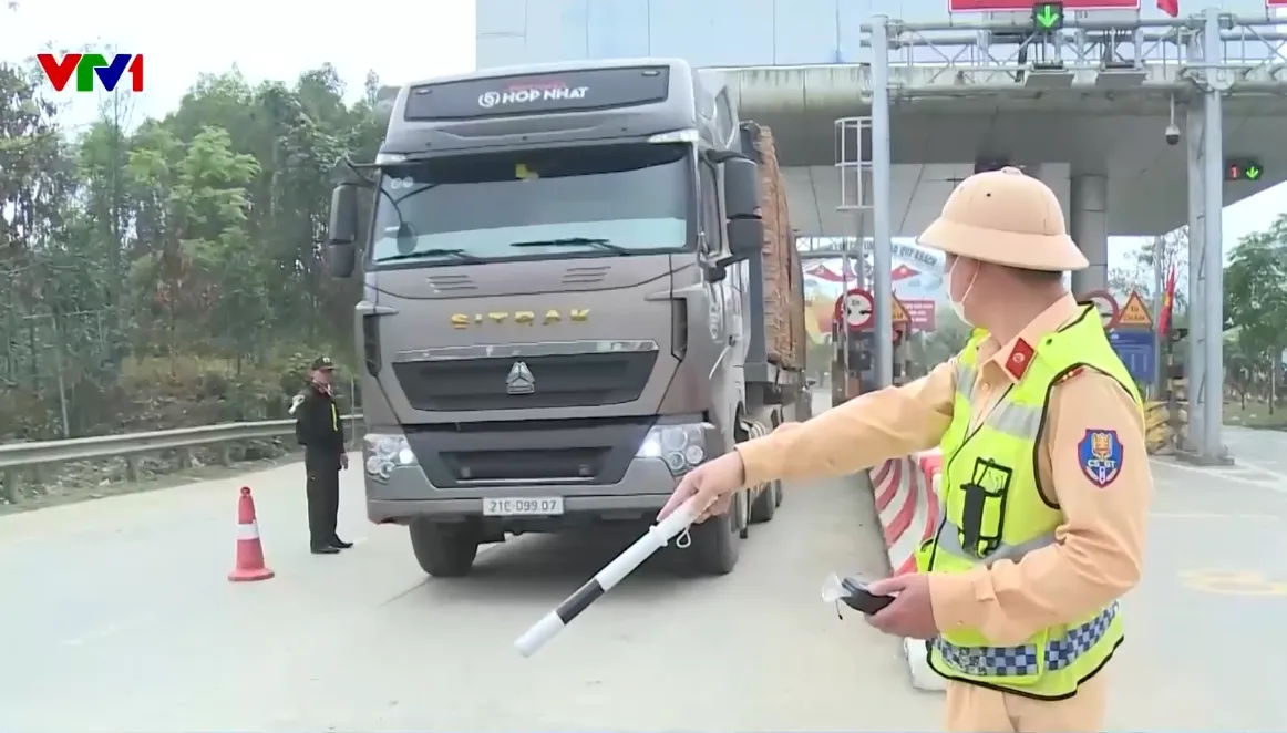 CSGT b&iacute; mật ghi h&igrave;nh, xử l&yacute; vi phạm tr&ecirc;n cao tốc đang mở rộng - Ảnh 1.