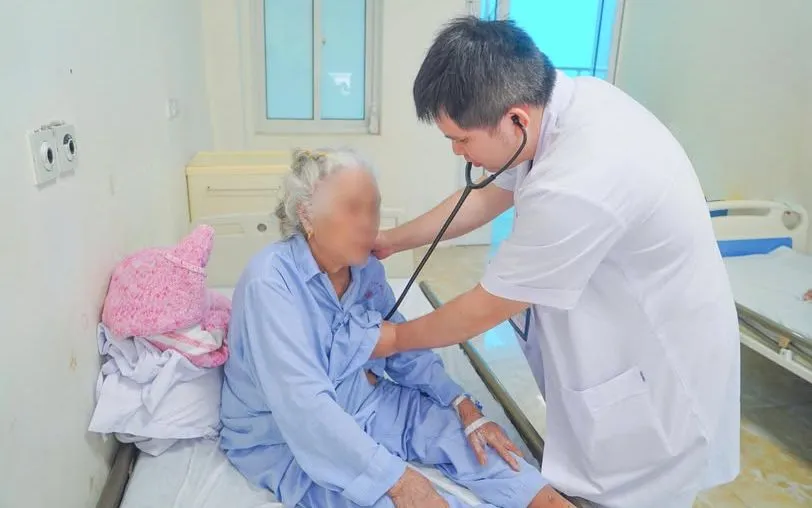 Bác sĩ thăm khám cho bệnh nhân sau can thiệp. Ảnh: BVCC