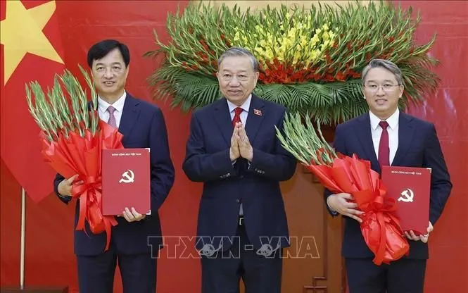 Tổng Bí thư, Chủ tịch nước Tô Lâm trao Quyết định của Bộ Chính trị và tặng hoa chúc mừng Trưởng ban Tổ chức Trung ương Nguyễn Duy Ngọc và Chánh Văn phòng Trung ương Đảng Nguyễn Hải Ninh. Ảnh: Thống Nhất/TTXVN