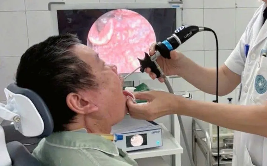 Bác sĩ nội soi kiểm tra. Ảnh: BVCC