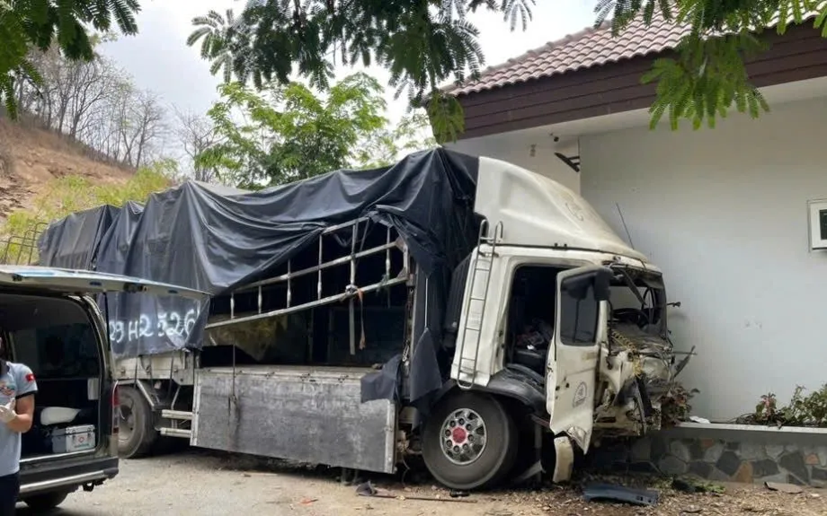 Xe tải lao xuống vực ở núi Tà Zôn khiến 3 người tử vong.