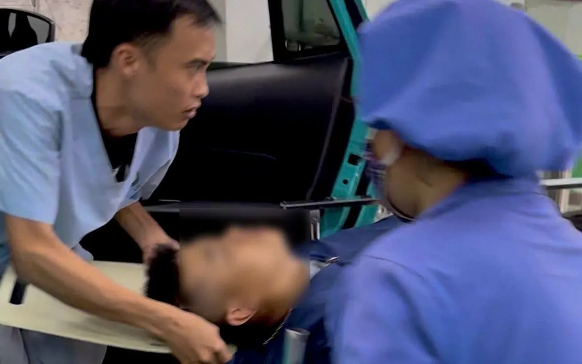 Các y bác sĩ nhanh chóng tiếp nhận người bị nạn.